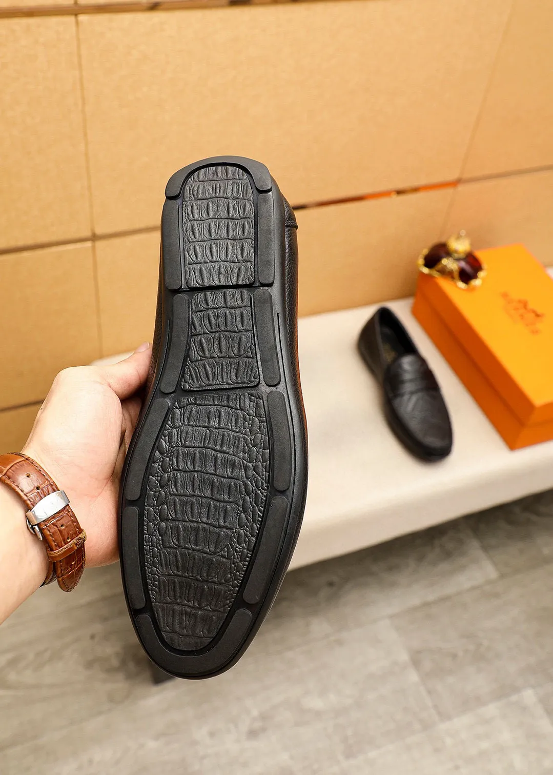 Men's shoes 💰380 💐 Product trademark: HERMES "Hermès" Doudou shoes Regular size: 38-44 (45🉑️customized) Product materials: Selected imported first-layer cowhide upper, imported pig 🐷 leather lining. Strong three-dimensional visual effect, rubber outsole Color: 1⃣️color optional
